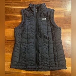 The North Face light weight vest jacket. Size women’s Medium